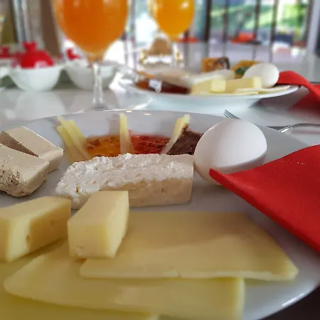 Oezhayat Hotel 3*